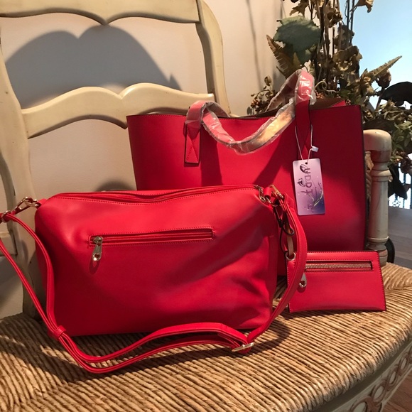 🎈🎈Love that Red/ 3 in one Tote and crossbody🎈 - Picture 1 of 8